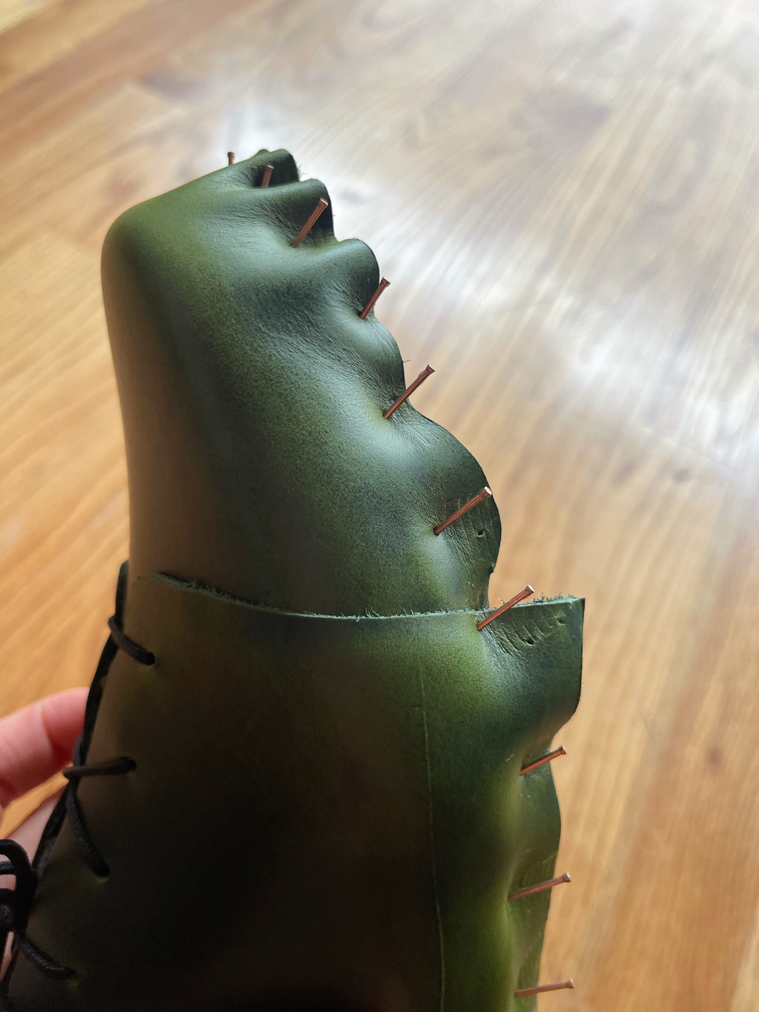 Shoemaking lasting a leather shoe toe