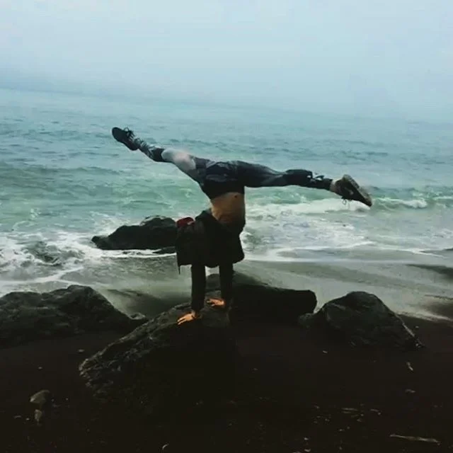 #handstand on a rock along the #lostcoast #california #trailblazerss #upsidedown #goplayoutside #nature_good 🌊 🤸&zwj;♀️💦