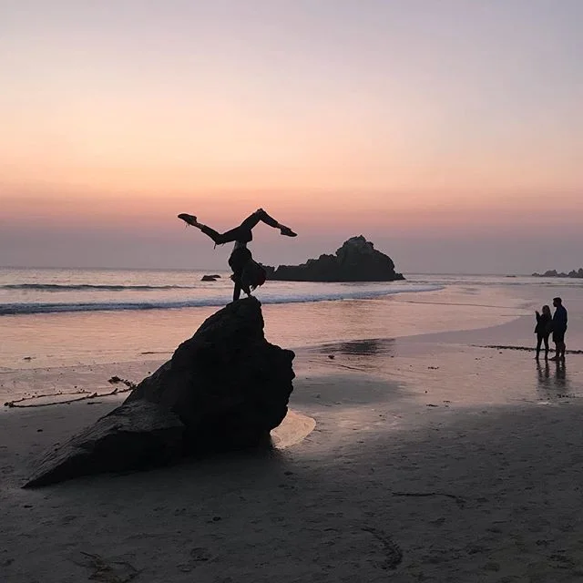 #handstand on a boulder #bigsur #pfeifferbeach 🌊🤸&zwj;♀️✨
