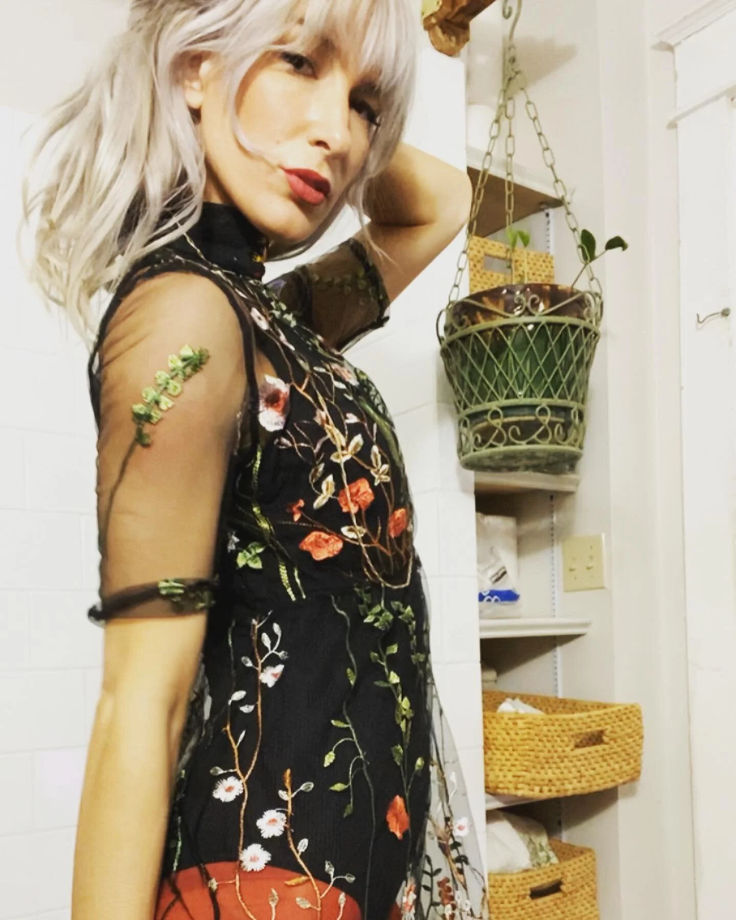 Spring is my favorite season 🌸 🌹🌺 ✨ swipe - I&rsquo;ve been experimenting painting with dried flowers &amp; leaves. Let me know what you think.