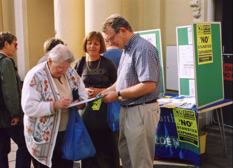 43petition_signing_800x579.jpg