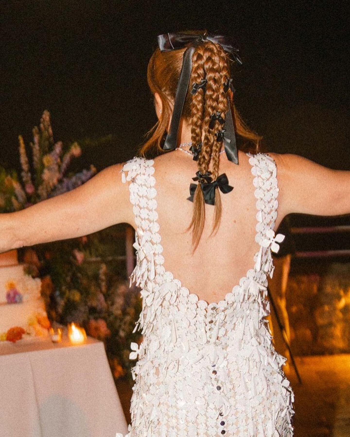 When the party hair is so good it need it&rsquo;s own post! Braids and bows and ribbon oh my! @caragudinski 
Swipe to see close up 🎀
📸 @brianstorm.jpg 
#weddinghair #braids #bows #ribbons
#italianwedding  #oribe #roguebeauty