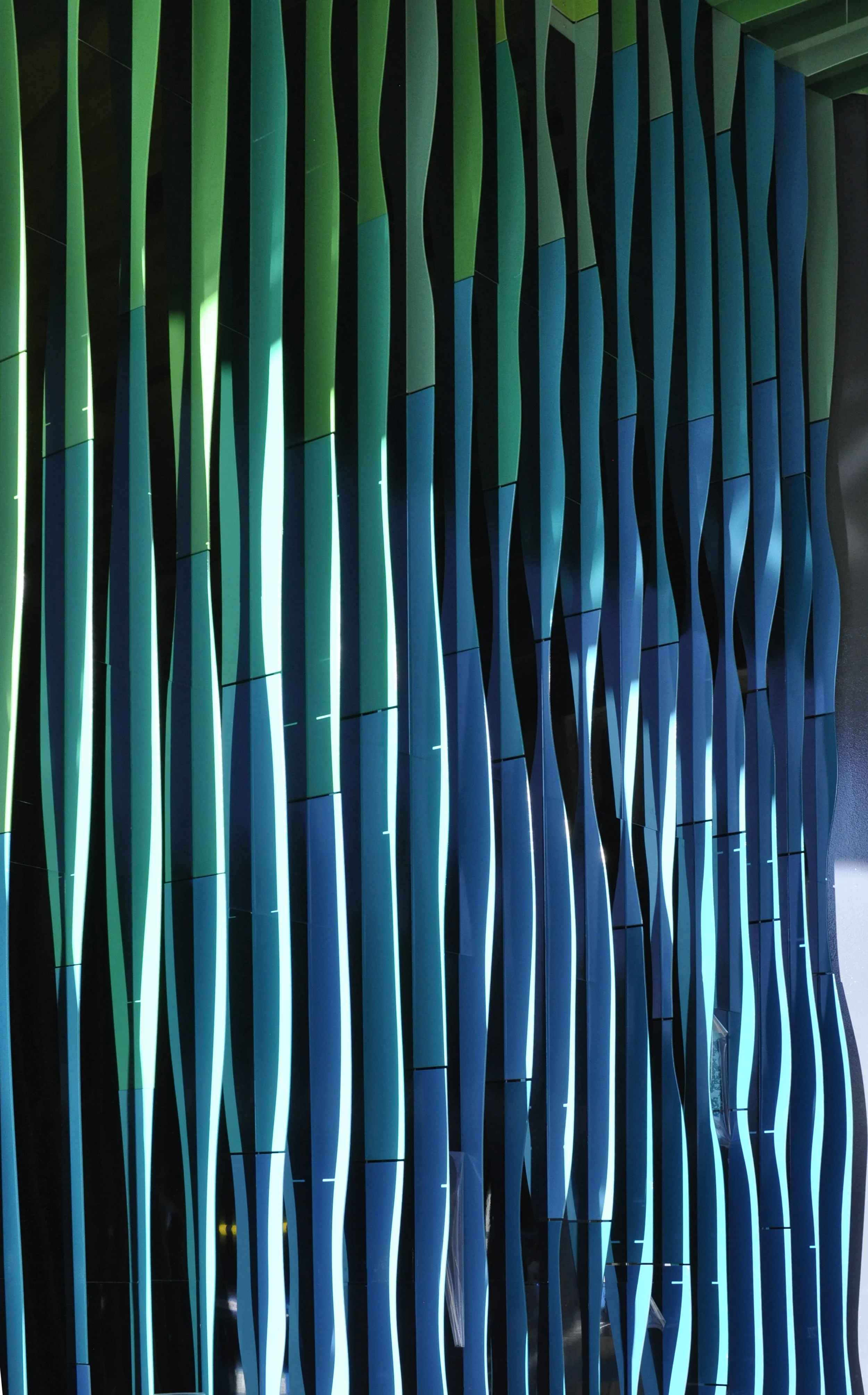 The artwork is made up of over 700 individually shaped fins to form a continuous rippling flow from one side of the portal to the other