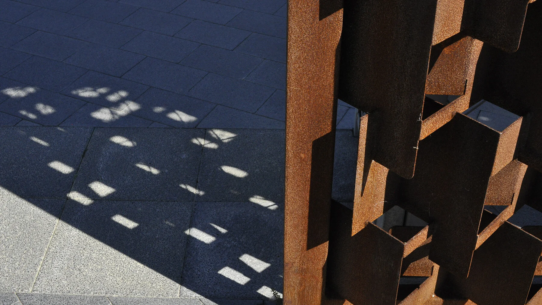  Commissioned through the City of Cambridge for Wembley Public Golf Course, the artwork takes the form of a highly sculpted or articulated open screening gate. The interlocking  3D form of the surface plays with light and depth 
