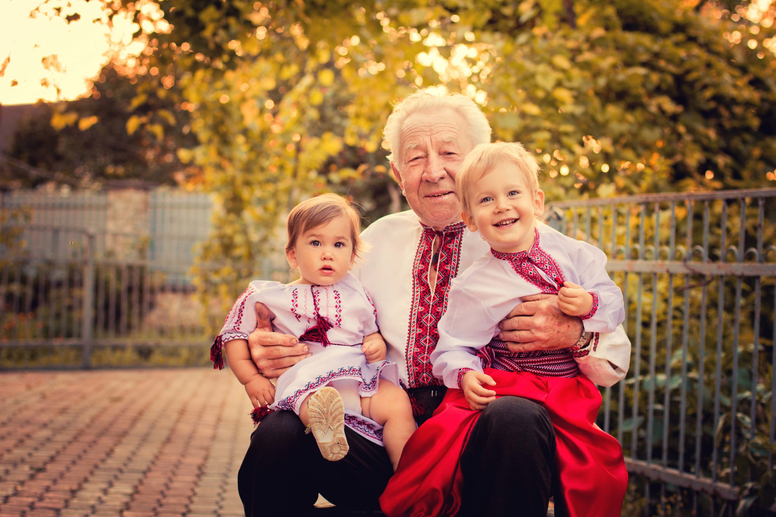 My grandfather can. Бабушка и дедушка. Бабушка дедушка и внучка. Дед и внук. Бабушка с внуками.