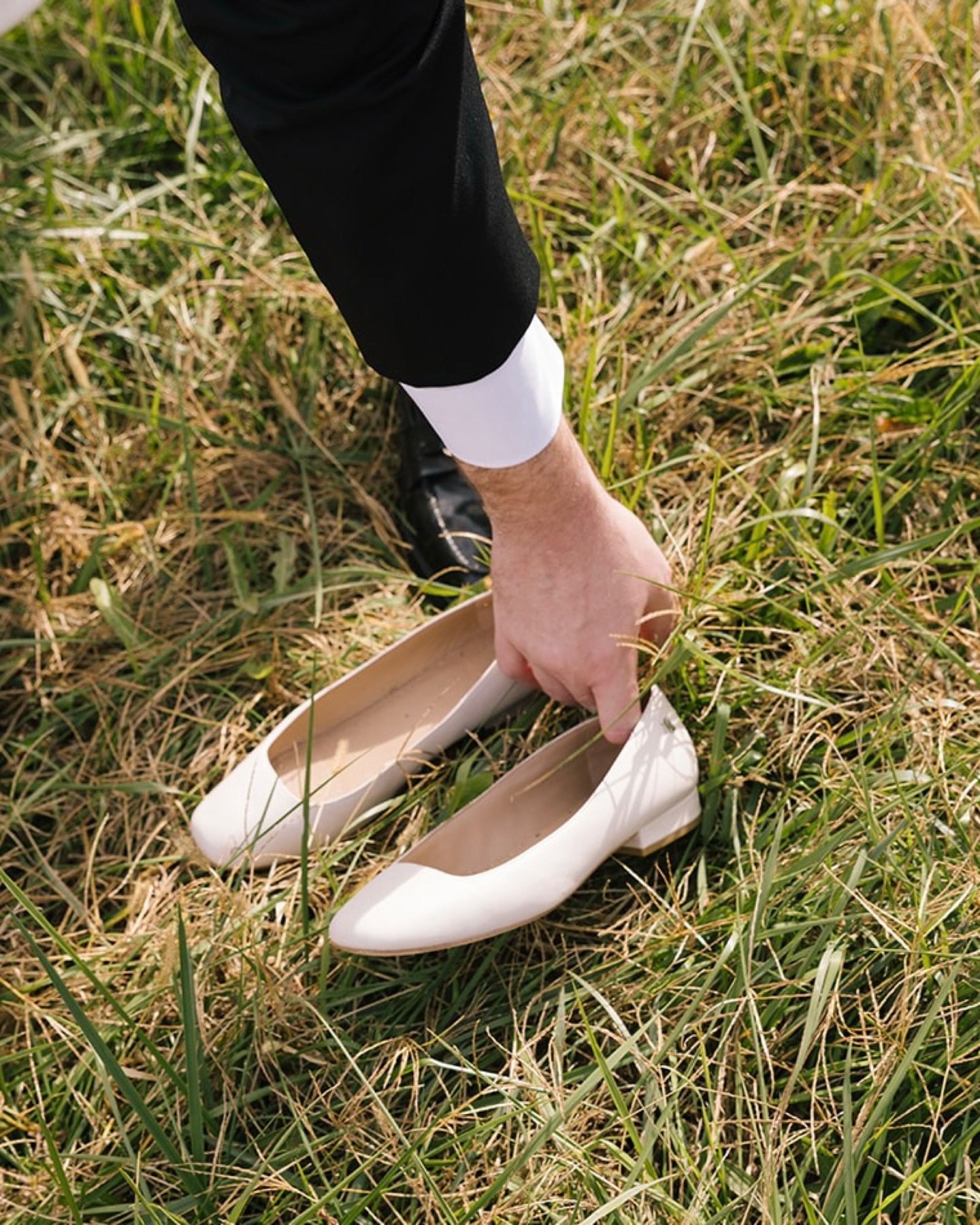 Traders Point Creamery bringing that Indiana magic; rolling hills, open midwest skies, + luscious soft grass for the barefoot bride.
.
.
.
🏷️ trader point creamery wedding, Indianapolis film photographer, Indiana bride, Indiana wedding venues, Polar