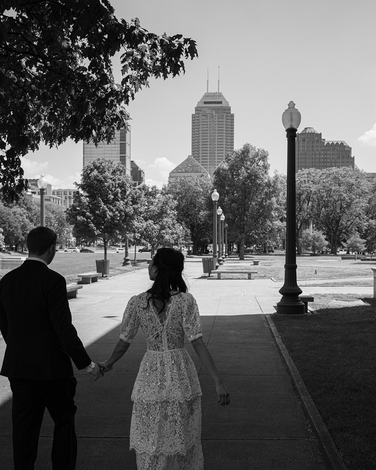 Who says an Indianapolis elopement can&rsquo;t feel like a Central Park stroll?
.
.
.
🏷️ downtown elopements, Indianapolis statehouse wedding, Central Park aesthetic, film wedding photographer, Indianapolis wedding photography, 2026 brides, 2027 wed