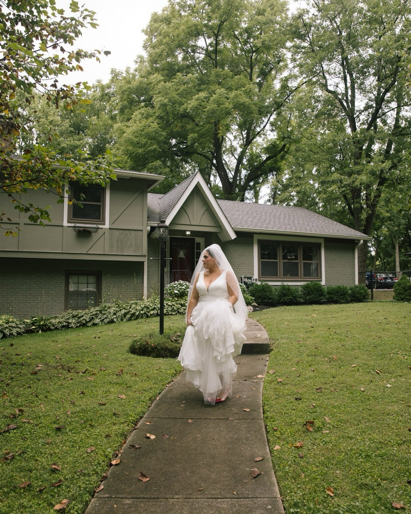 Love a bride getting ready in her childhood home, can you think of a more special place?
.
.
.
🏷️ Indianapolis wedding photographer, bride getting ready, Indiana bride and groom, documentary wedding photography, at home wedding moments