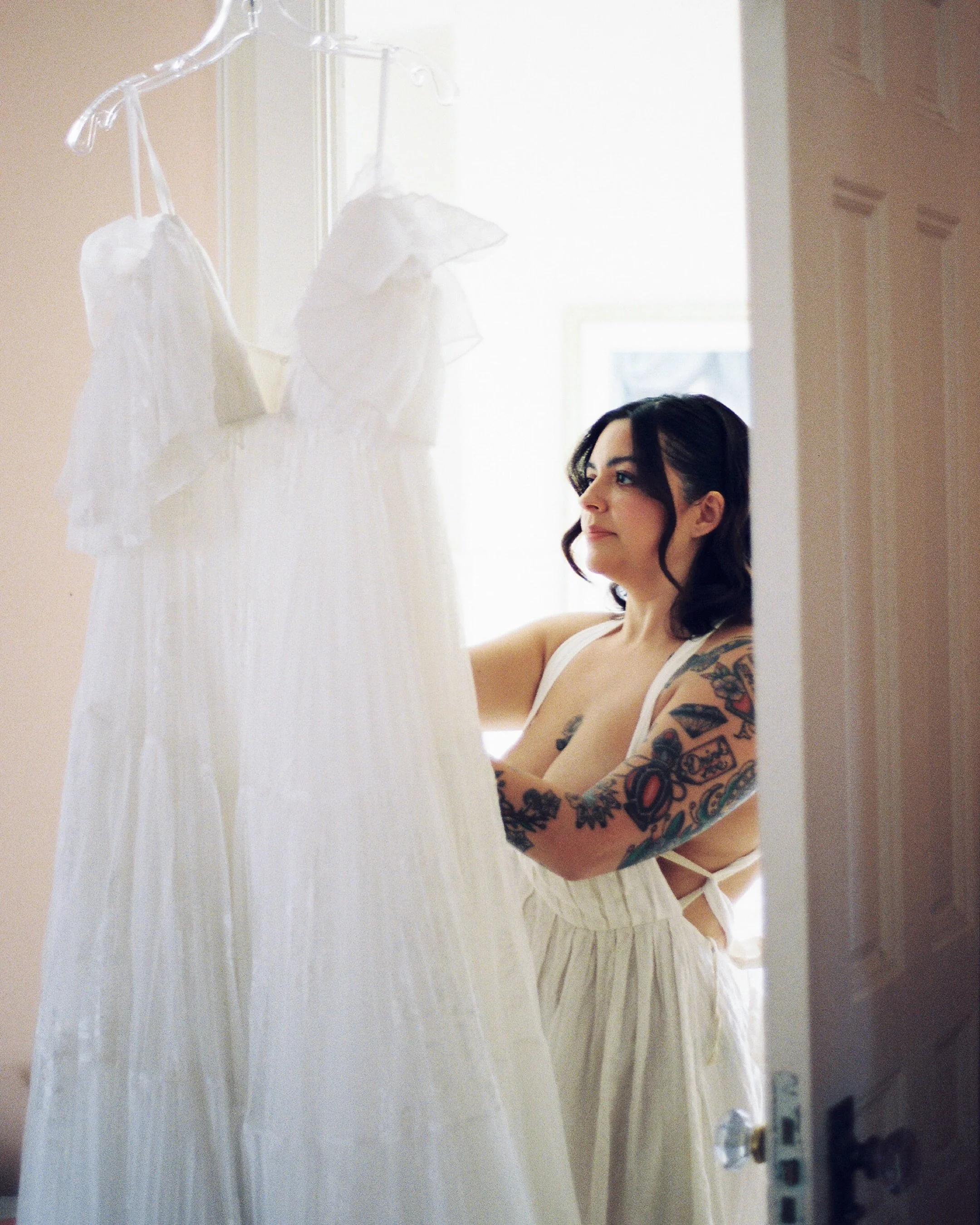 🪽 Juliann being hauntingly beautiful 🪽
.
.
.
🏷️ Indianapolis elopement, anthopologie bride, film wedding photographer, downtown historic wedding venue, the propylaeum, bridal veil, the antibride, real wedding, true to color photography, candid pho