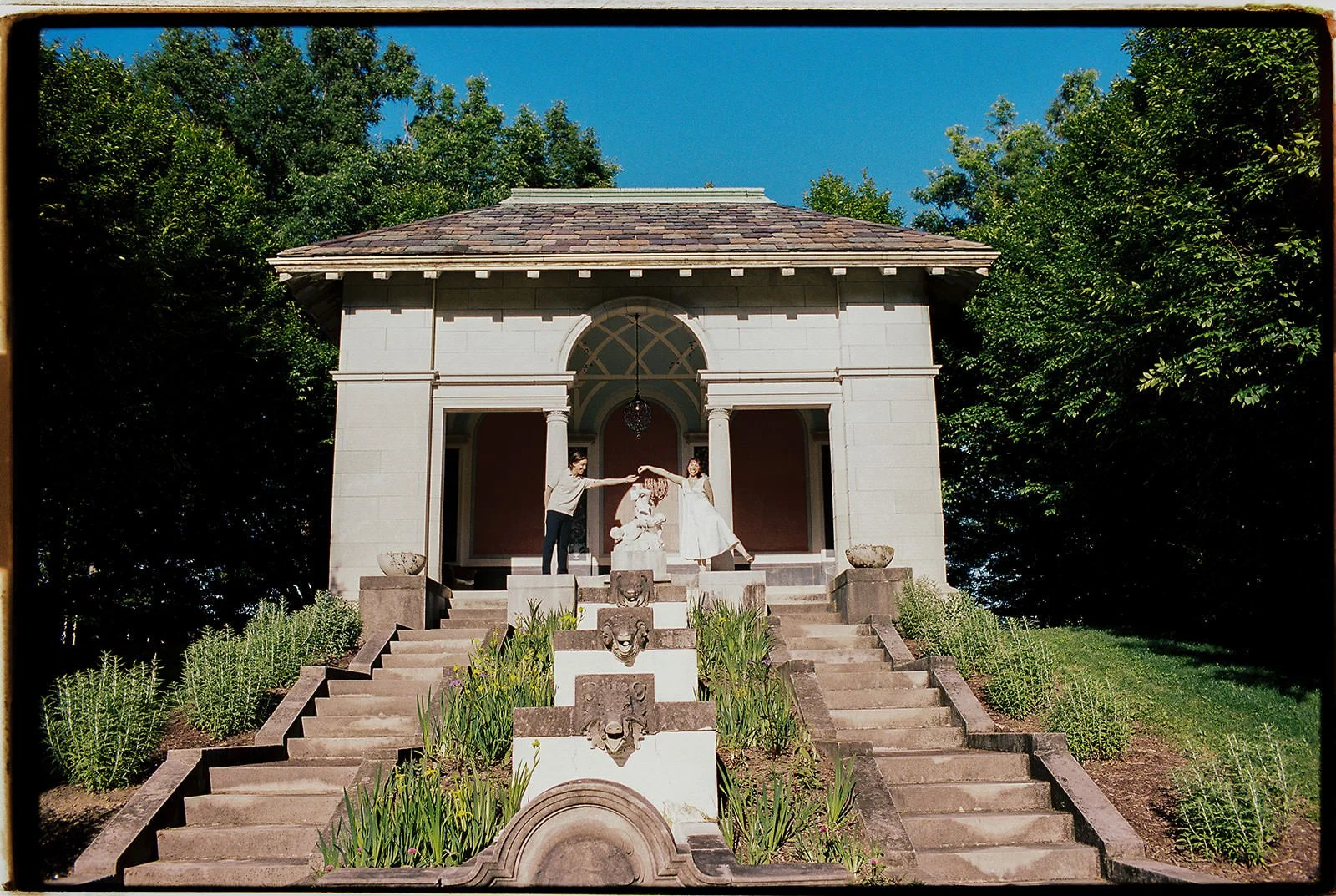 Film-Engagement-Pictures-Inn-at-Irwin-Gardens-Columbus10.jpg