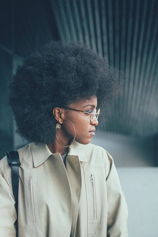 Nelly , blogueuse porte les boucles d'oreilles 'Hycliad', les boucles d'oreilles 'Naâtchaya' et la bague 'Hyrioös'(2016). 
