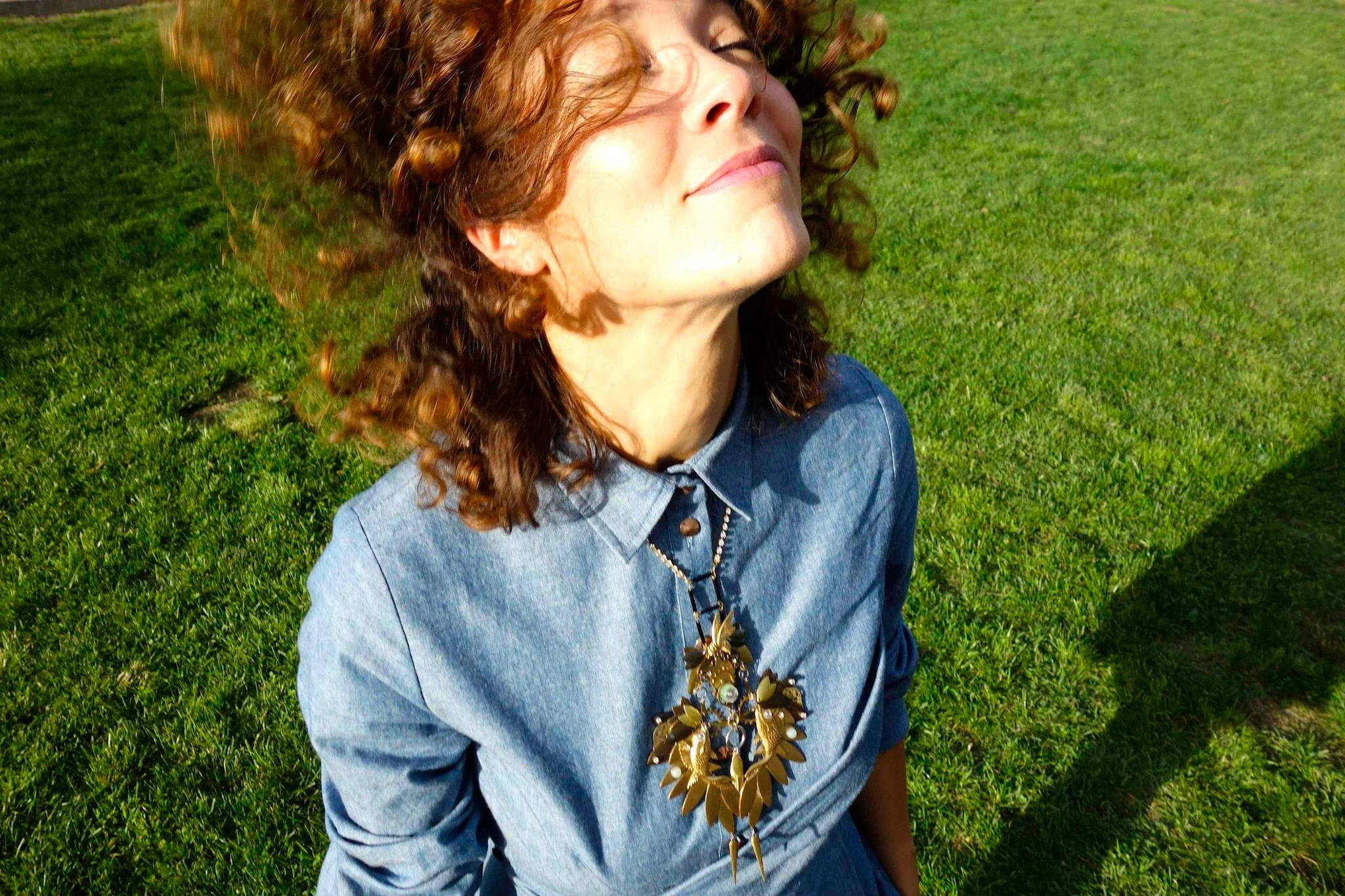 Élodie Rama , Chanteuse, porte une pièce unique réalisée pour l'accompagner lors de ses concerts (2014). 