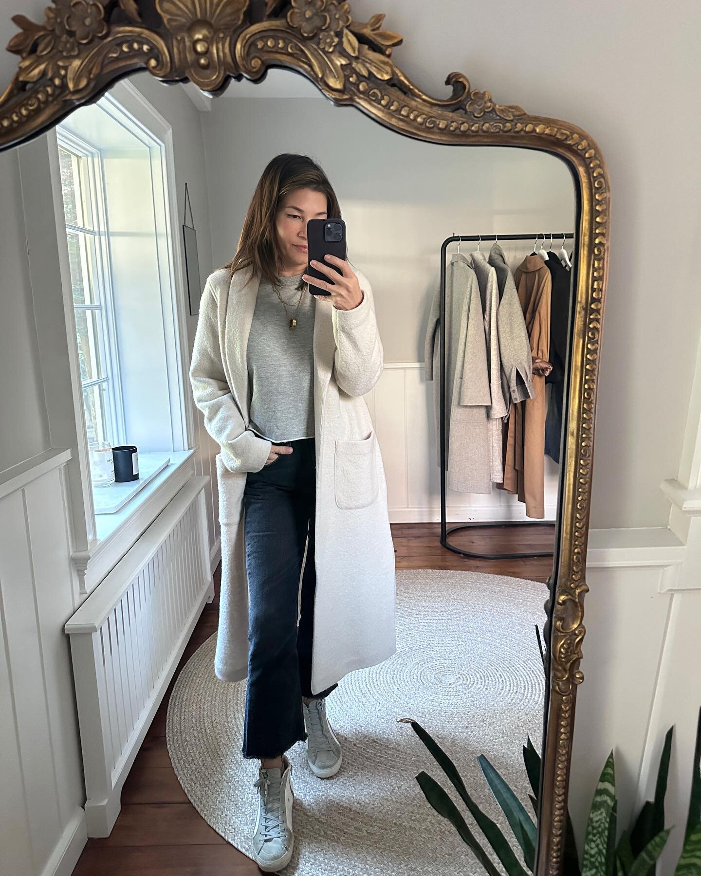 The silver lining to the start of cold fall weather will always be my cozy sweater coat.🤍 It&rsquo;s kind of like a chic white robe that I can wear outside. #nothingbetter

Coat is by @aritzia. Will link in stories.

#elevatetheeveryday #basics #war