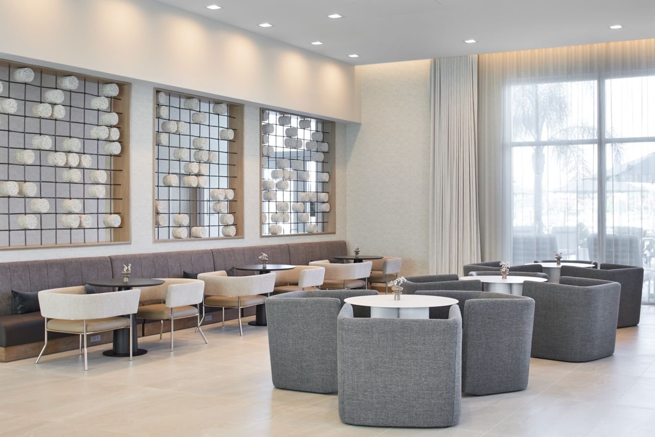 bar seating area.jpg