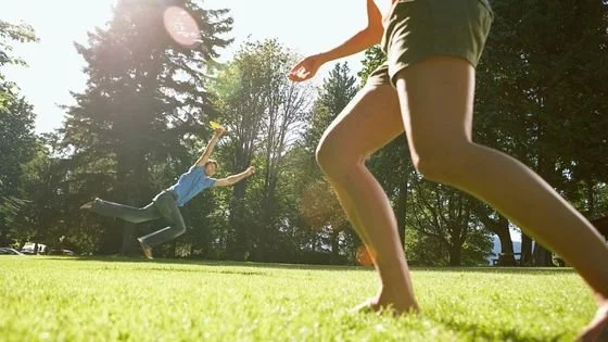 couple playing frisbee together, indicating somatic attunement.