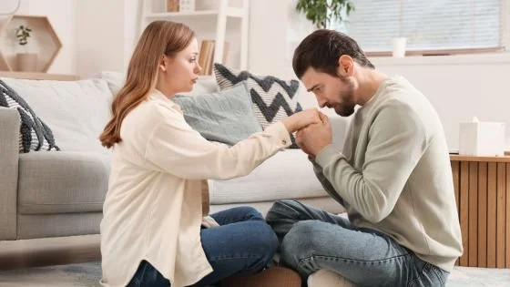 man humbly apologizing to woman. Apology languages can be learned in therapy.
