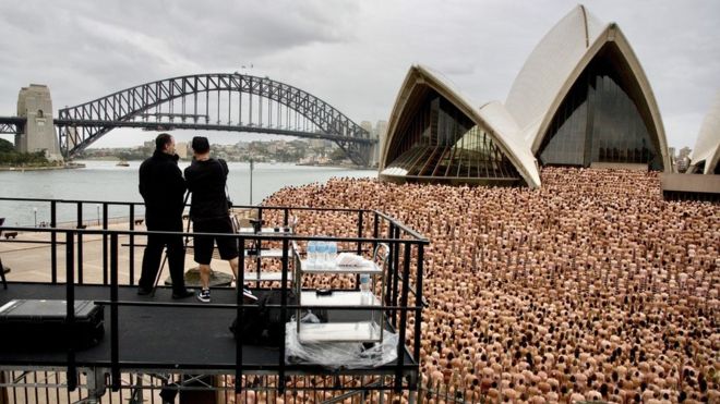 Photographer Spencer Tunick has started a petition against a decision by an Australian supermarket chain to halt plans for his latest mass nudes shoot. More than 10,000 people had volunteered to pose for the renowned US artist on a rooftop car park in Melbourne. But supermarket giant Woolworths, which owns the location, said the shoot would inconvenience customers.