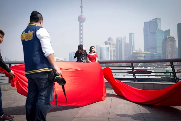 If you’ve ever travelled to the world’s most famous locations and seen Chinese bridal couples posing for over-the-top photo shoots, there’s no need to congratulate them yet for their Big Day. Why? Because often the actual wedding could still be another six months away! What you’re witnessing is the cornerstone of China’s massive $80 billion wedding industry: the pre-wedding photo shoot. This trend is so huge, couples try to outdo each other with exotic locations and price tags to match. While many couples are happy to pay a few thousand dollars for a set of wedding images, China’s jet set have been known to pay up to $500,000 for a series of international, on-location shoots (think an Antarctic backdrop for that kind of price)!