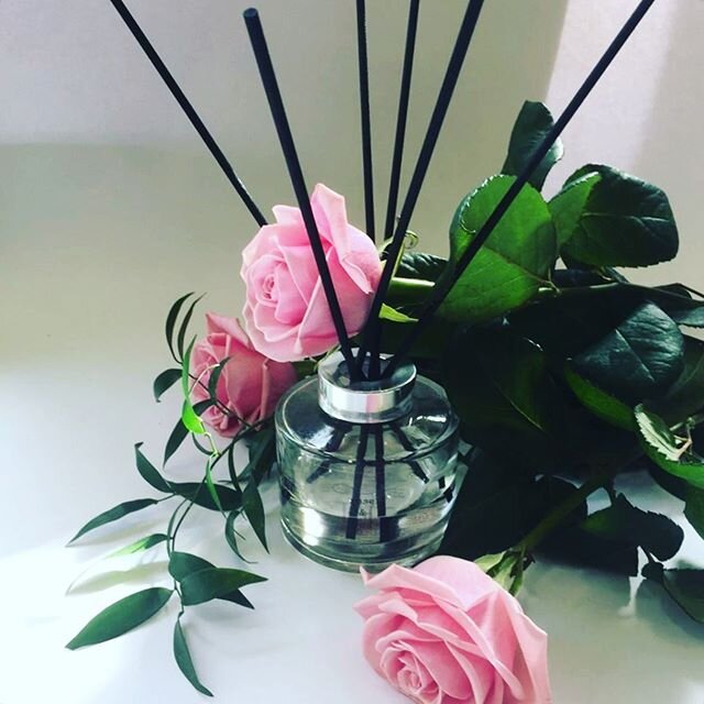 Aaaaand we do diffusers too 💁🏻&zwj;♀️ We hope you are having a lovely Friday! Shout out to the gorgeous @boo_k_floral_display for the beautiful #roses!💐🌷🌹 #weekend #friday #summer #sun #flowers #garden #treatyoself #special #offer #stayhome #sta
