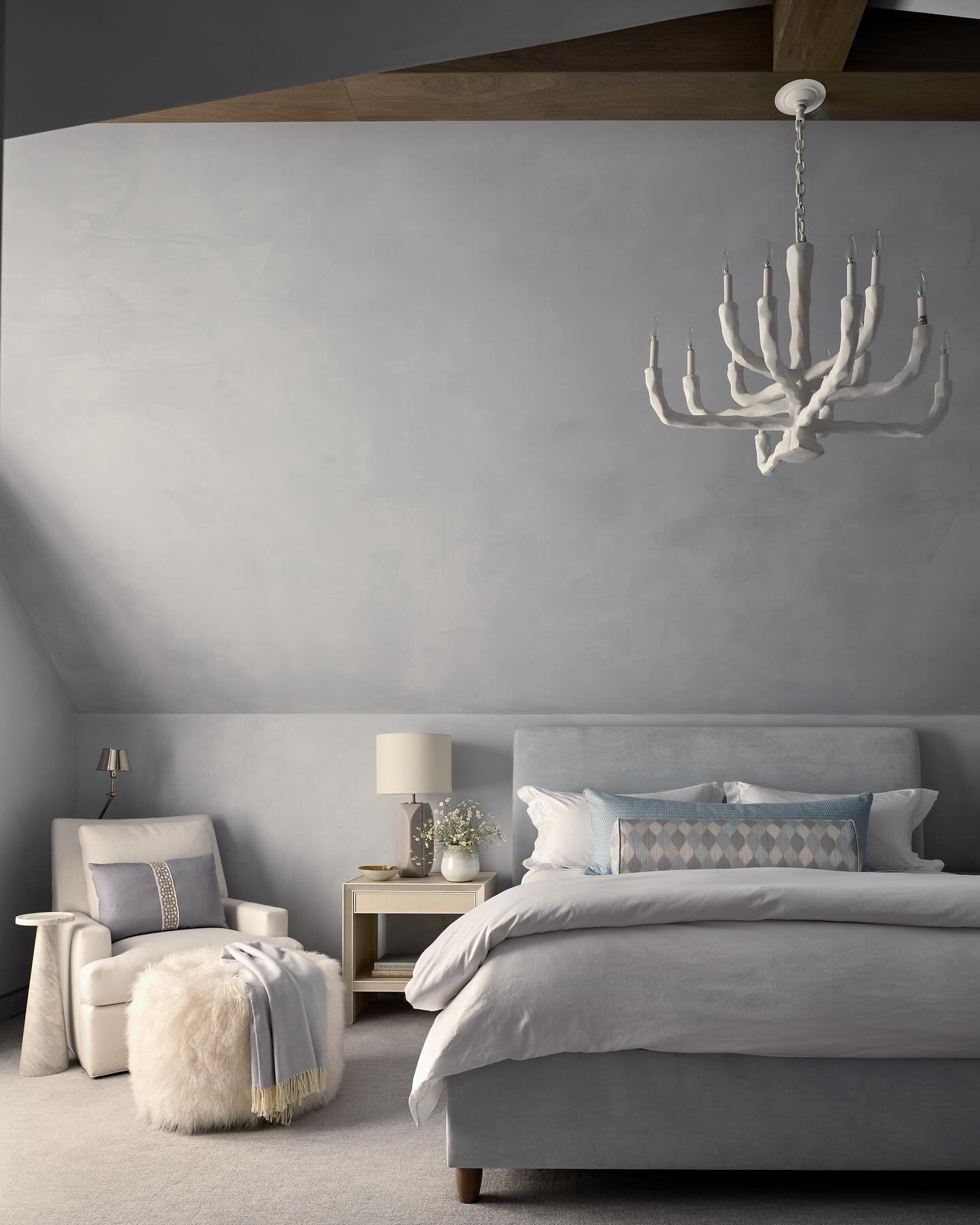 On Cloud 9 ☁️
&bull;
&bull;
📸: @stephen_karlisch_photo
📐: @jansonluterarchitects
👷&zwj;♂️: @markcliftonhomes
✨: @adamfortner

#deborahwalker #interiordesign #luxurydesign #dallasinteriordesign #deborahwalkerassociates