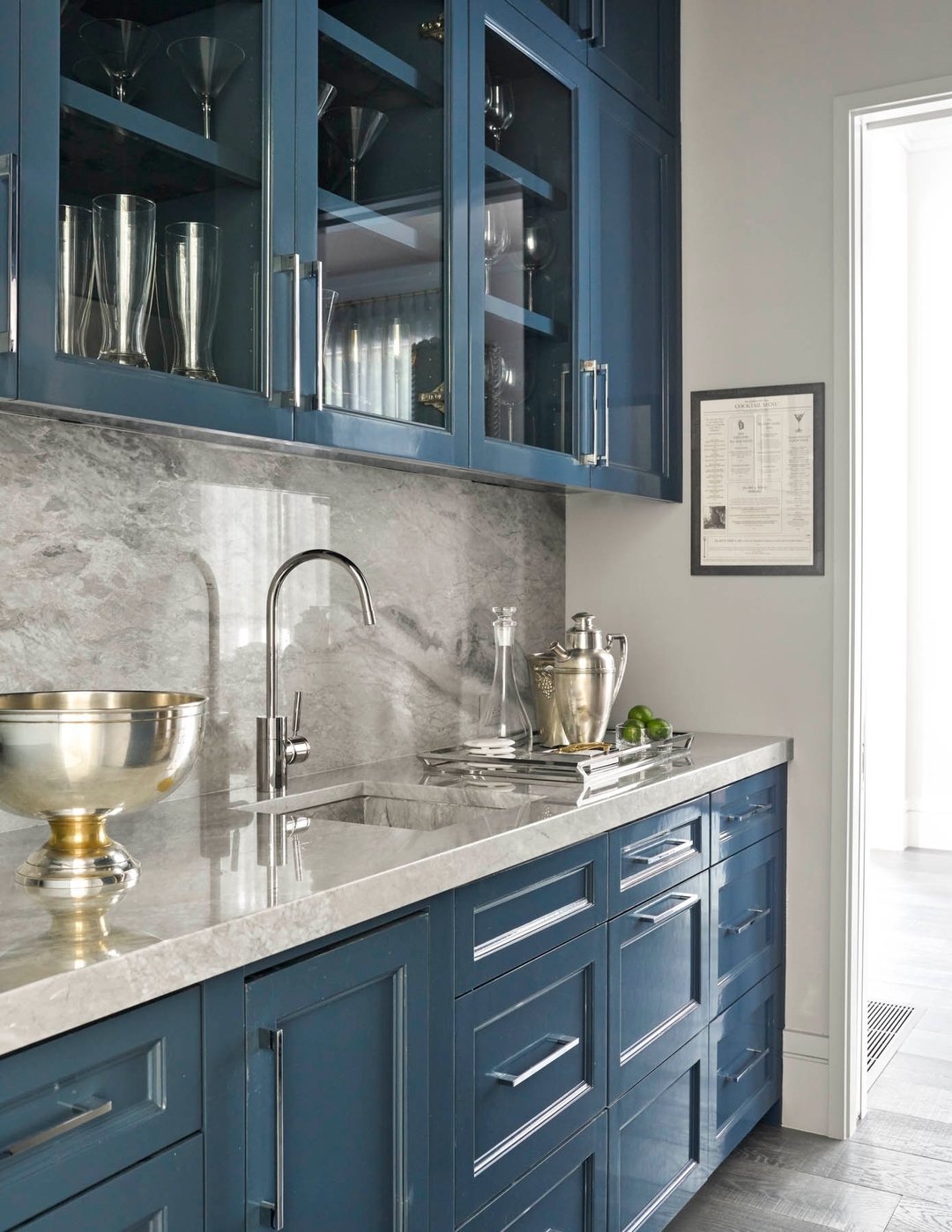 Feeling blue never looked so good!! 💙
&bull;
&bull;
📸: @nathanschroderphoto
📐: @shmarchitects
👷&zwj;♂️: @snelling_homes

#deborahwalker #interiordesign #luxurydesign #dallasinteriordesign #deborahwalkerassociates