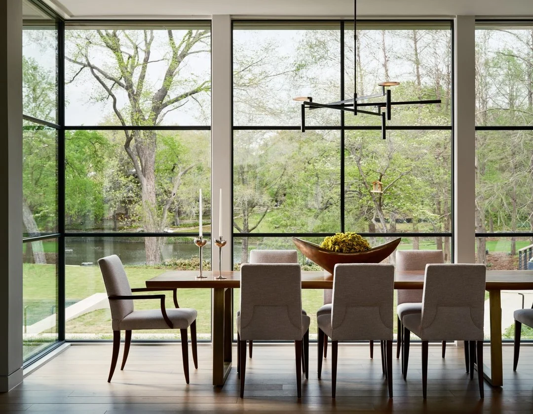 Dinner with a view!! ​​​​​​​​
&bull;​​​​​​​​
&bull;​​​​​​​​
📸: @stephen_karlisch_photo​​​​​​​​
📐: @shmarchitects​​​​​​​​
👷&zwj;♂️: @snelling_homes​​​​​​​​
✨: @russellbrightwell​​​​​​​​
​​​​​​​​
#deborahwalker #interiordesign #luxurydesign #dallasi