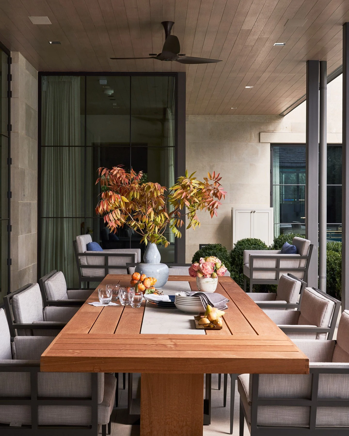 Pull up a chair, it&rsquo;s golden hour somewhere ✨
&bull;
&bull;
📸: @stephen_karlisch_photo
📐: @shmarchitects
✨: @jennyoconnorstudio

#DallasInteriors #OutdoorDining
