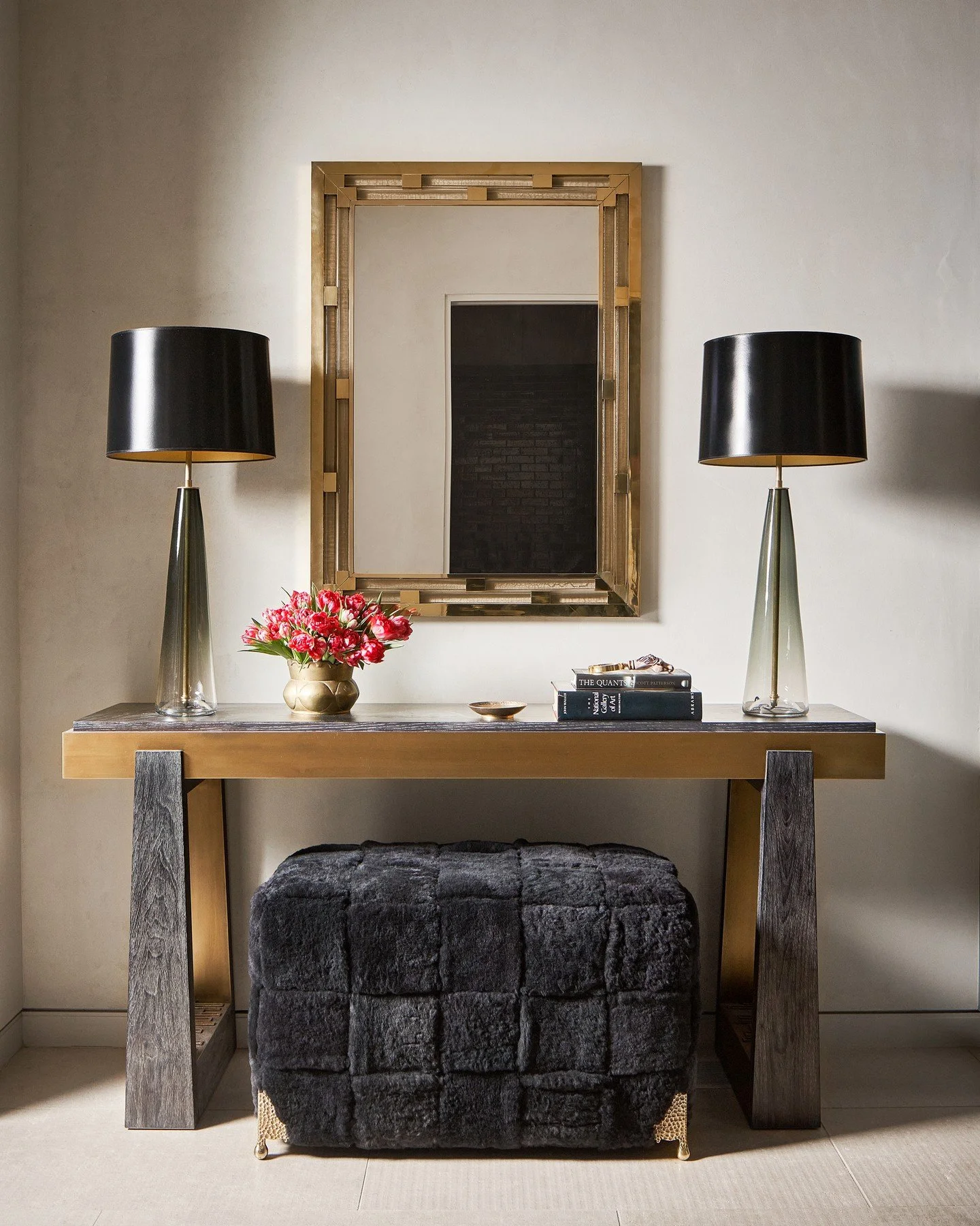 The art of the vignette. 🪞
&bull;
&bull;
📸: @stephen_karlisch_photo
📐: @shmarchitects
✨: @jennyoconnorstudio

#interiordesign #dallasdesign #entryway #luxuryinteriors