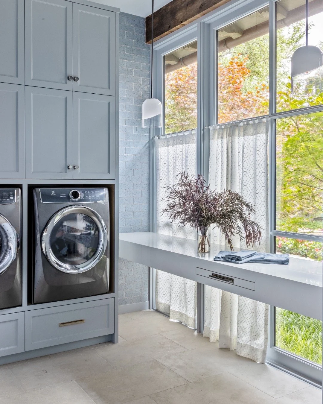 Laundry in its best light 🧺
&bull;
&bull;
📸: @Reganelizabethphotography
✨: @russellbrightwell

#deborahwalker #interiordesign #luxurydesign #dallasinteriordesign #deborahwalkerassociates #laundryroom