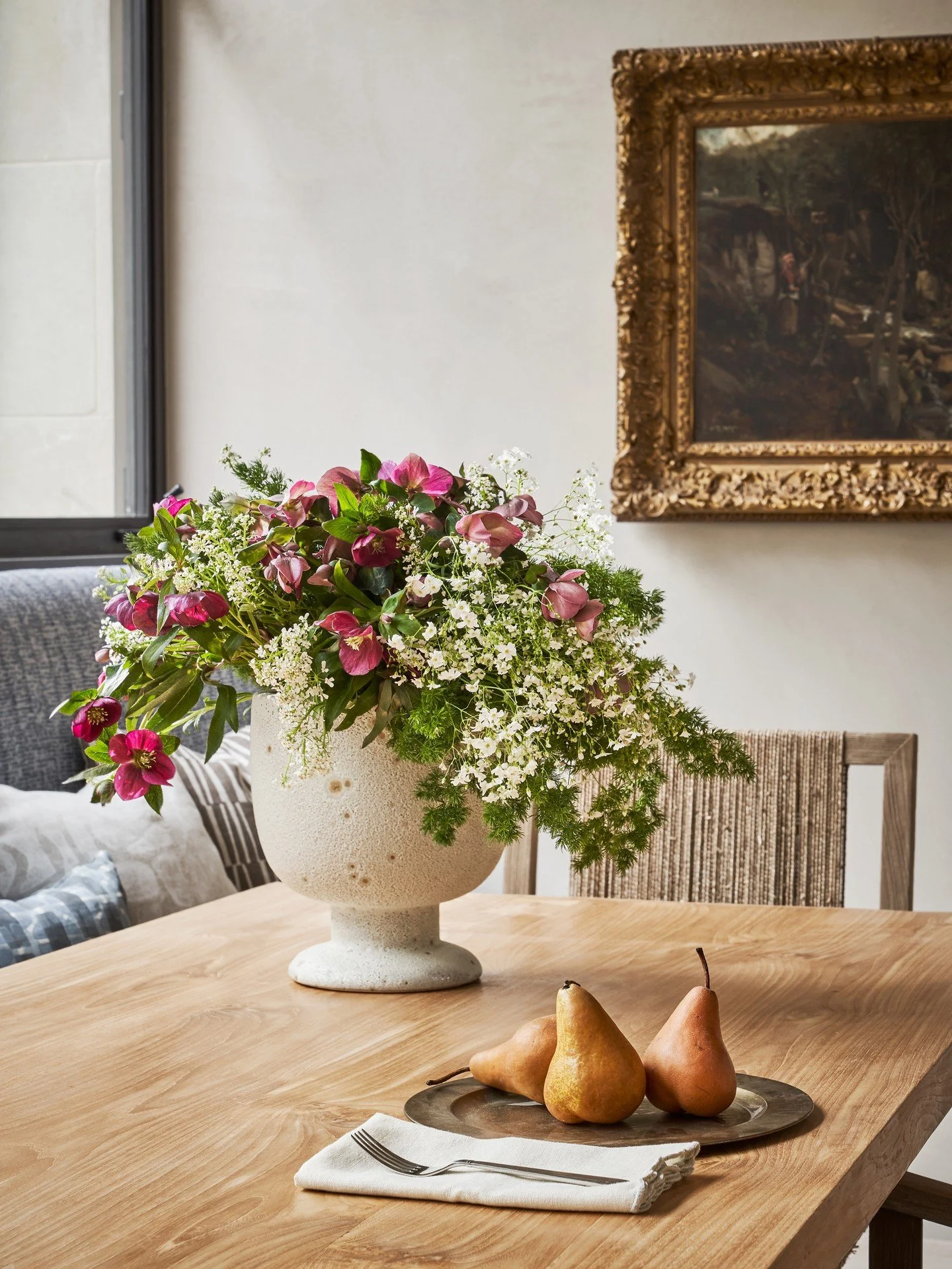 Where the pears are perfectly styled 🍐
&bull;
&bull;
📸: @stephen_karlisch_photo
📐: @shmarchitects
✨: @jennyoconnorstudio

#interiordesign #dallasdesign #breakfastroom #banquette #luxuryinteriors