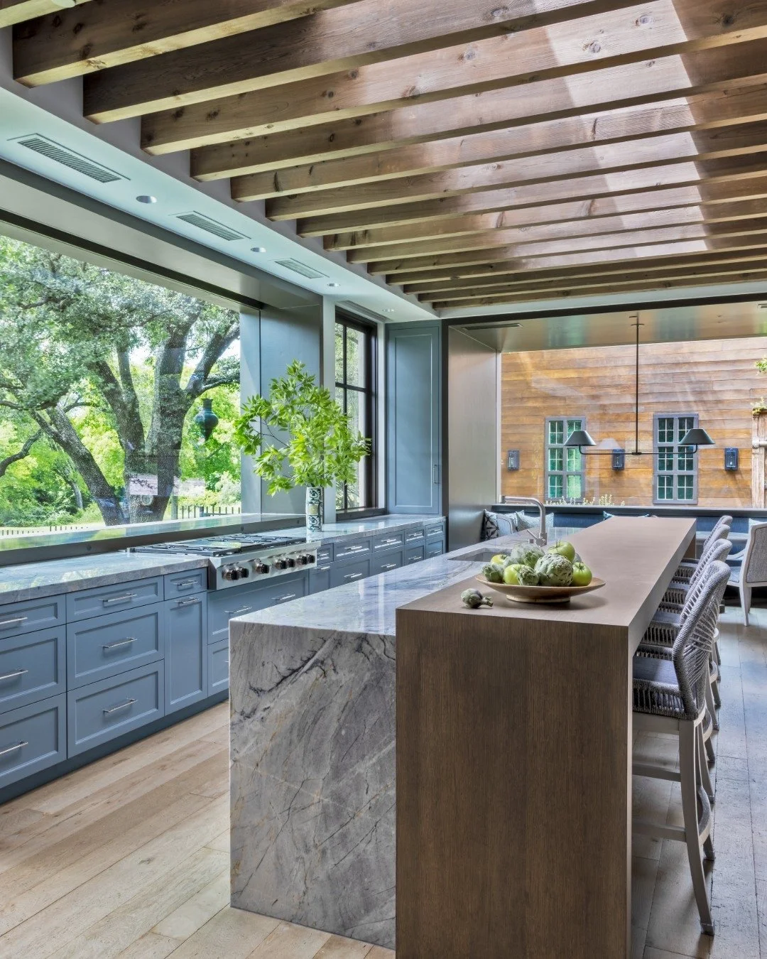Beaming with good taste 🍴☀️
&bull;
&bull;
📸: @Reganelizabethphotography
✨: @russellbrightwell

#deborahwalker #interiordesign #luxurydesign #dallasinteriordesign #deborahwalkerassociates #kitchendesign