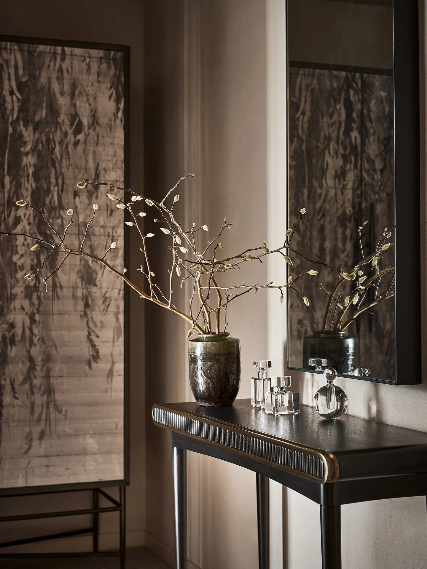 Mirror mood 🪞✨
&bull;
&bull;
📸: @stephen_karlisch_photo
📐: @shmarchitects
✨: @jennyoconnorstudio

#deborahwalker #interiordesign #luxurydesign #dallasinteriordesign #deborahwalkerassociates