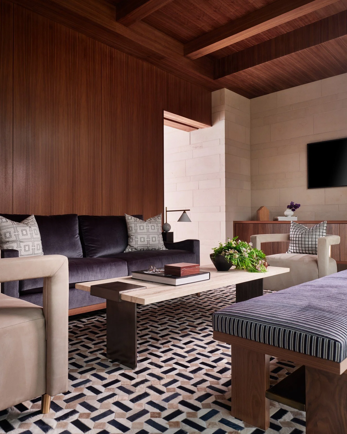 Pattern makes perfect 🖤
&bull;​​​​​​​​
&bull;​​​​​​​​
📸: @stephen_karlisch_photo​​​​​​​​
📐: @shmarchitects​​​​​​​​
👷&zwj;♂️: @snelling_homes​​​​​​​​
✨: @russellbrightwell​​​​​​​​
​​​​​​​​
#deborahwalker #interiordesign #luxurydesign #dallasinteri