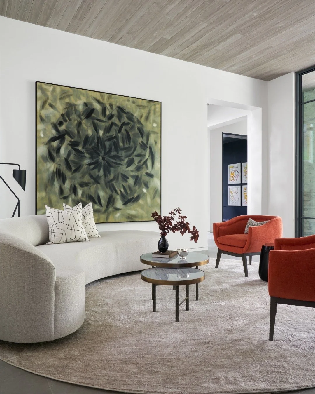 Crisp air, cozy chairs 🍂
&bull;
&bull;
📸: @nathanschroderphoto
📐: @shmarchitects
👷&zwj;♂️: @ellermanhomesinc
✨: @russellbrightwell

#deborahwalker #interiordesign #luxurydesign #dallasinteriordesign #deborahwalkerassociates #bardesign #curvedsofa