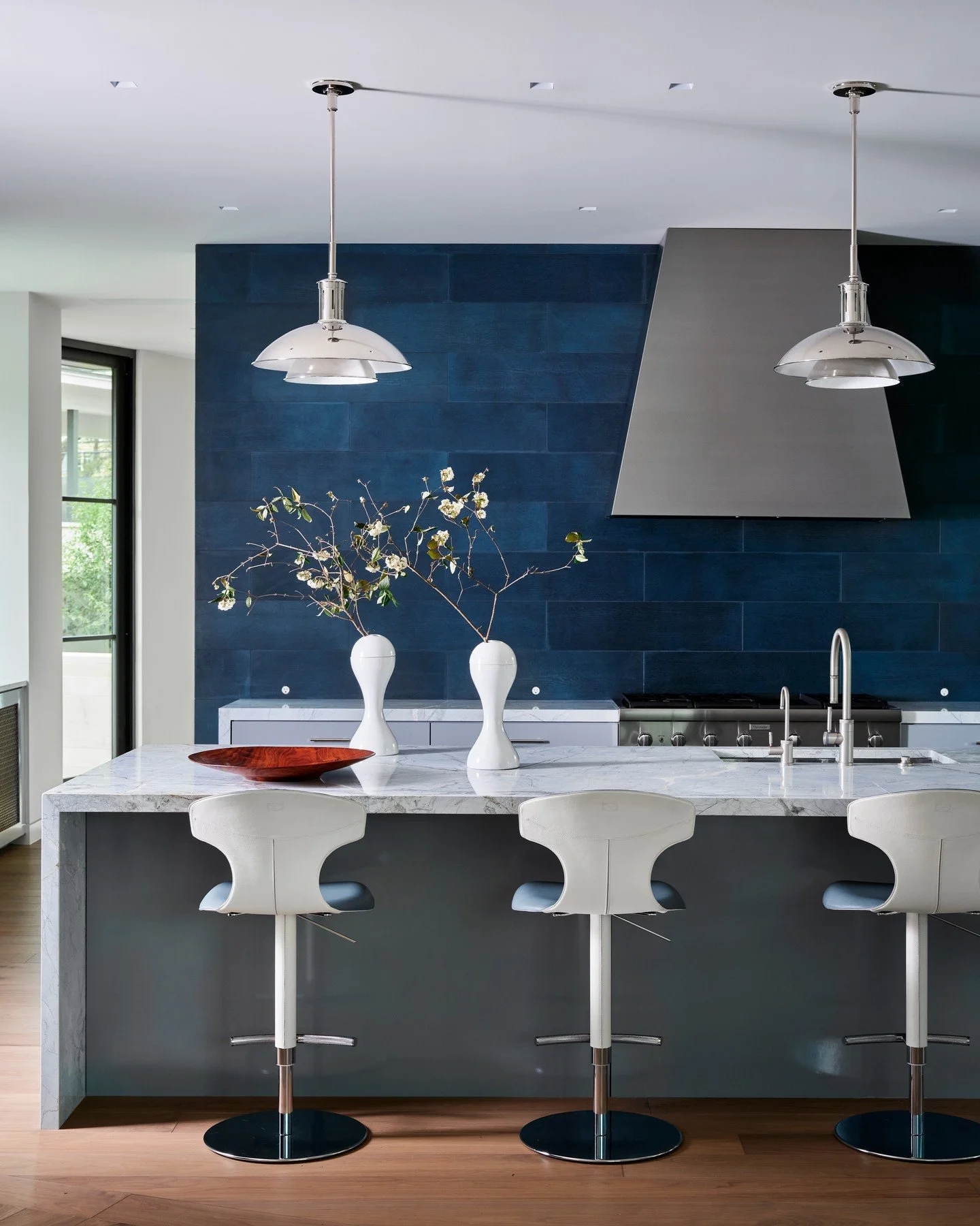 Feelin&rsquo; bluetiful 💙
&bull;​​​​​​​​
&bull;​​​​​​​​
📸: @stephen_karlisch_photo​​​​​​​​
📐: @shmarchitects​​​​​​​​
👷&zwj;♂️: @snelling_homes​​​​​​​​
✨: @russellbrightwell​​​​​​​​
​​​​​​​​
#deborahwalker #interiordesign #luxurydesign #dallasinte