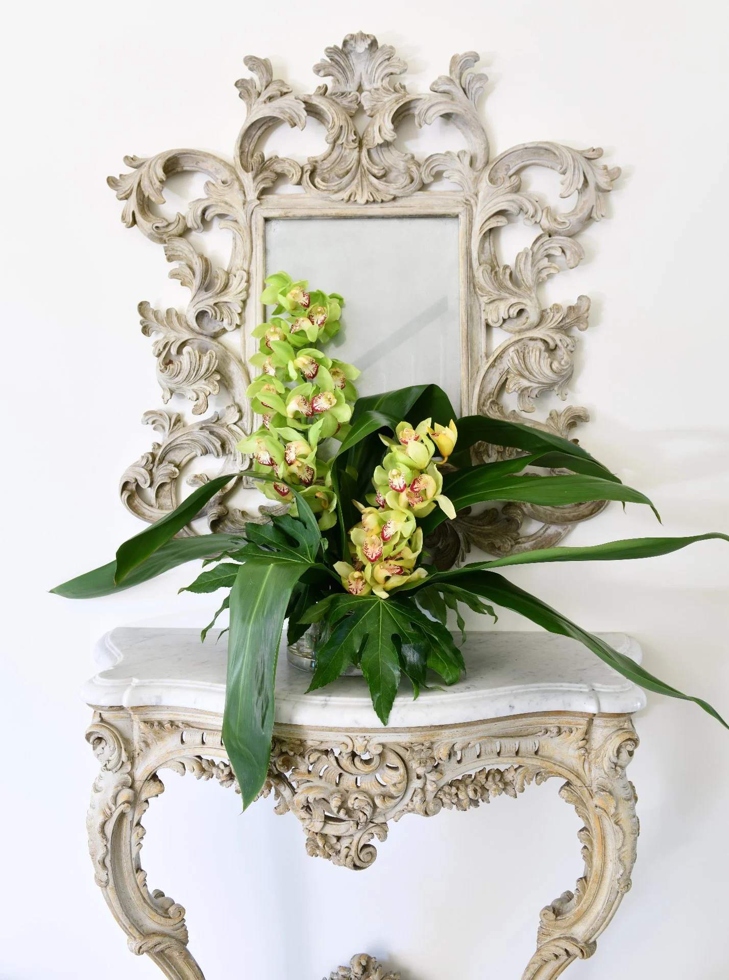 Framed in florals. 🌿
&bull;​​​​​​​​
&bull;​​​​​​​​
📸: @piassickphoto