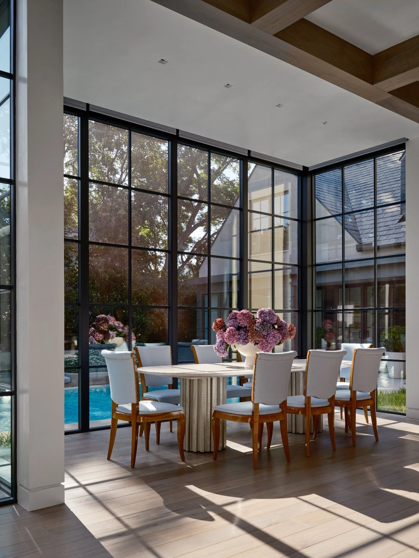 A little spring at the table. Happy Easter.🌷
&bull;
&bull;
📸: @stephen_karlisch_photo
📐: @jansonluterarchitects
👷&zwj;♂️: @markcliftonhomes
✨: @adamfortner