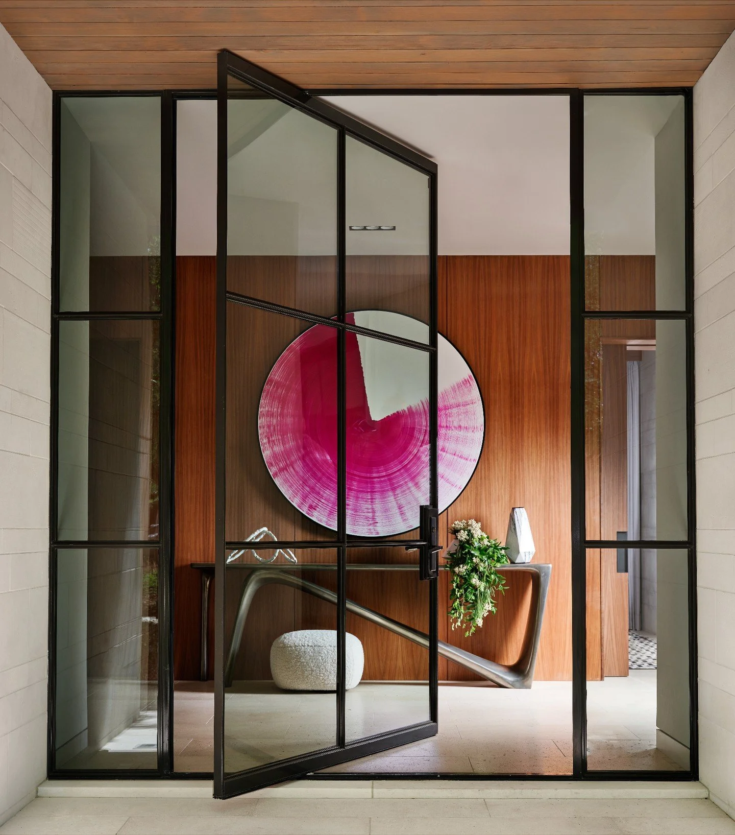 First impressions matter.💗
&bull;
&bull;
📸: @stephen_karlisch_photo
📐: @shmarchitects
👷&zwj;♂️: @snelling_homes
✨: @russellbrightwell
🖼️: @weingartenartgroup