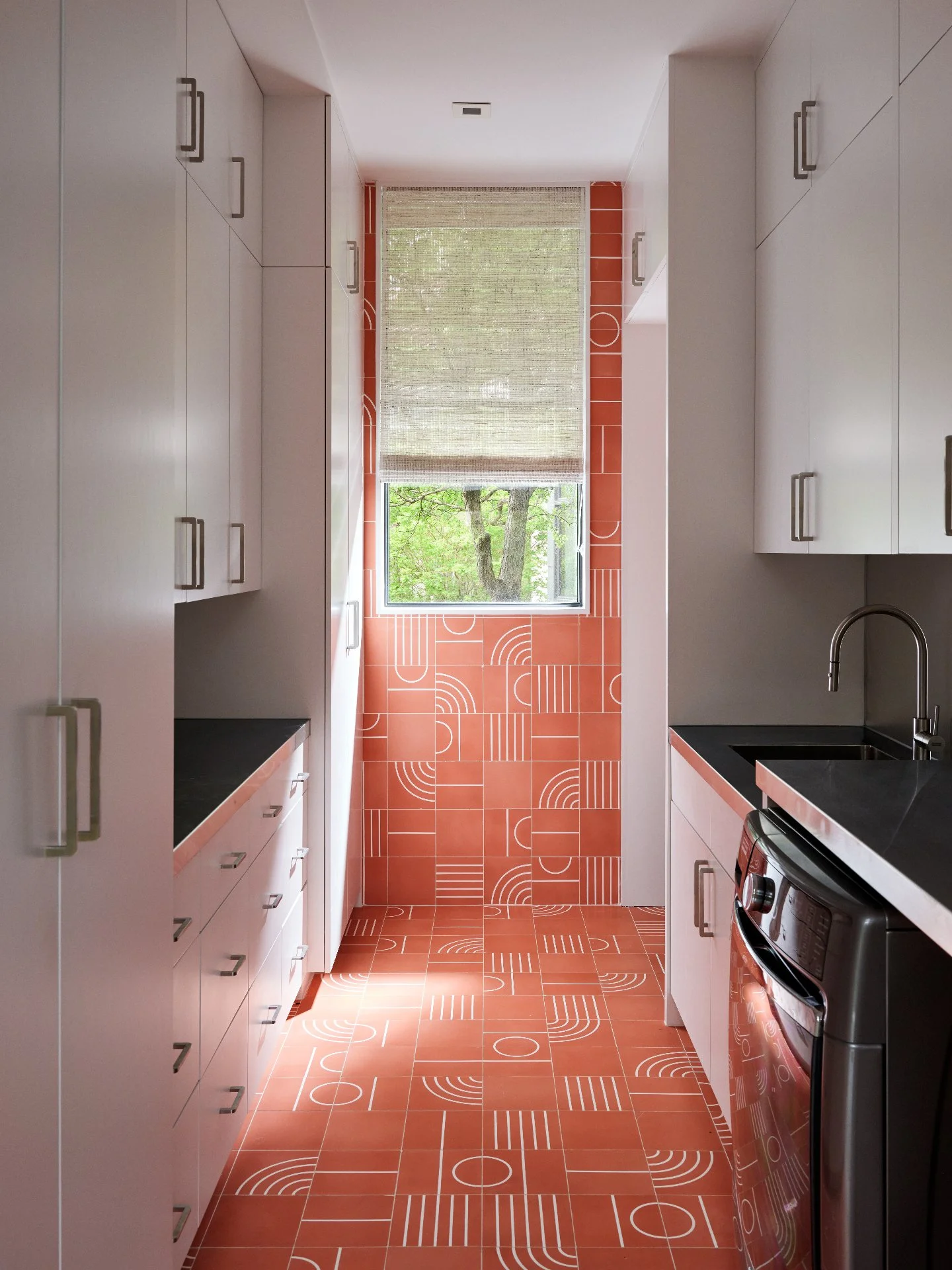 A pop of color where you least expect it. 🧡
&bull;
&bull;
📸: @stephen_karlisch_photo
📐: @shmarchitects
👷&zwj;♂️: @snelling_homes
✨: @russellbrightwell