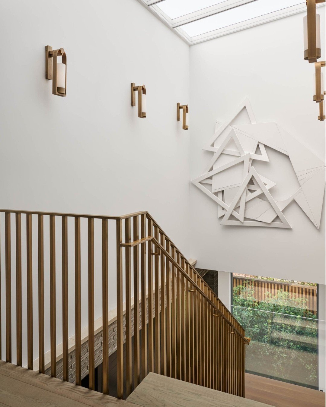 Geometry at play.
&bull;​​​​​​​
&bull;​​​​
📐 @shmarchitecs​​​​​
📷 @nathanschroderphoto
✨ @jennyoconnorstudio
🖼️: @weingartenartgroup
