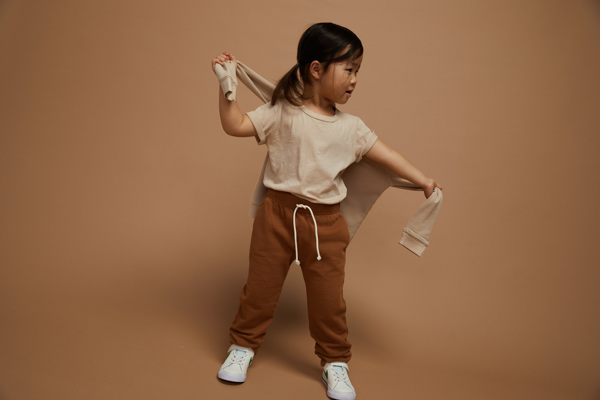 Mini_ClassicTee_Latte_ClassicJogger_Sedona_0145.jpg