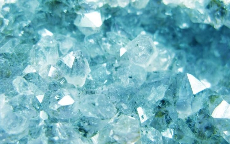 aquamarine crystal stone