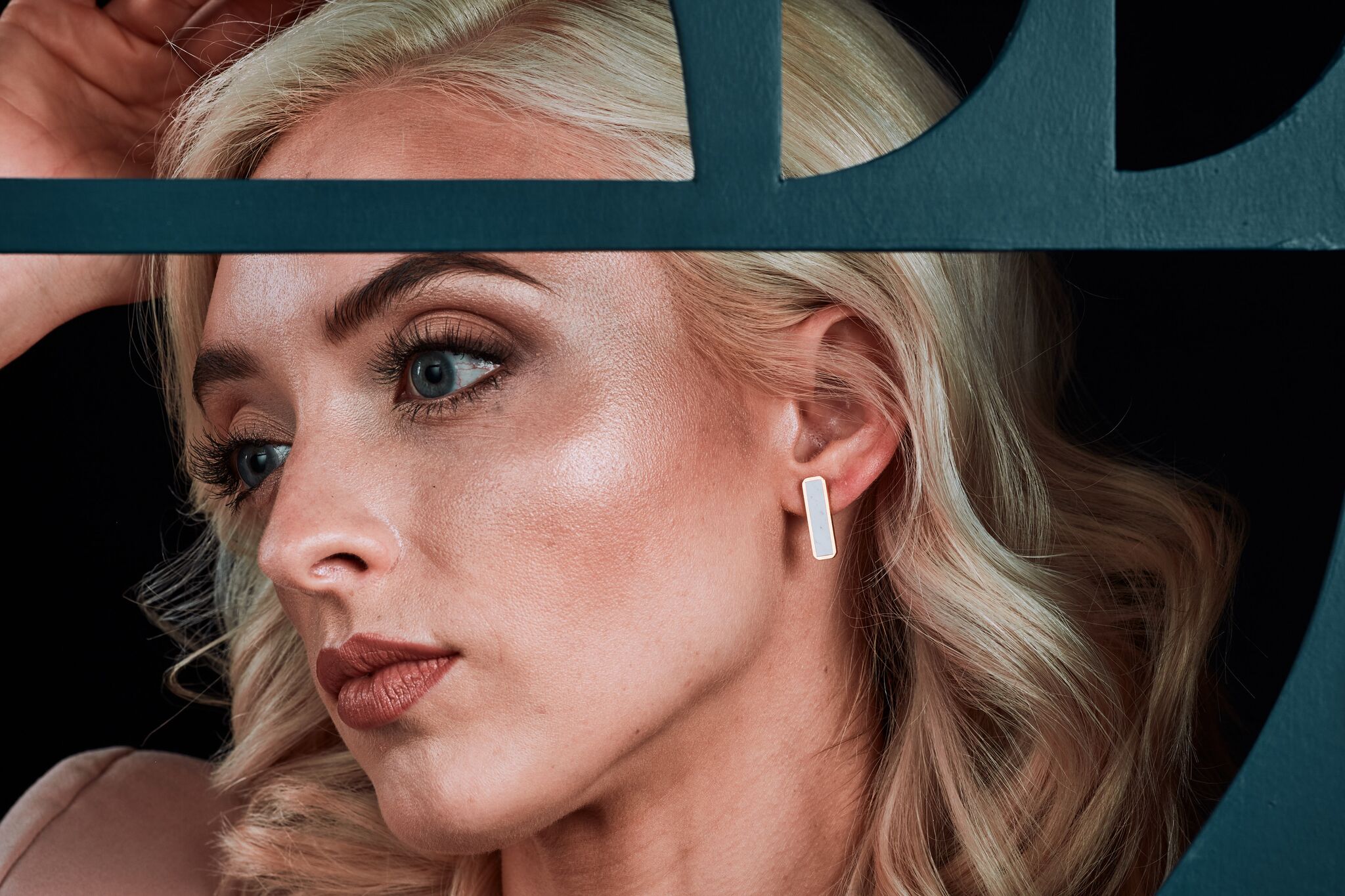 White_Bar_Stud_04_preview.jpg