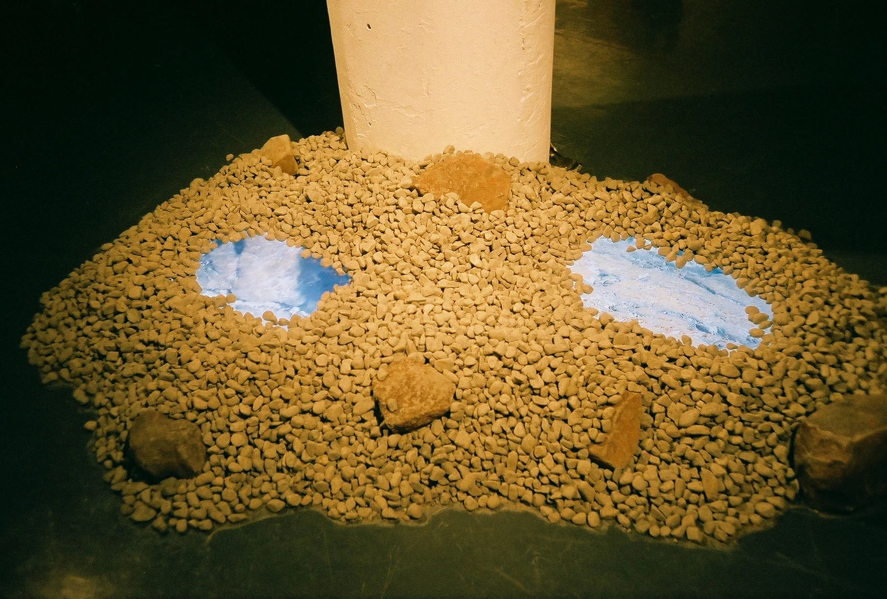 Terrance Regan / Virtual Pool, 2015 / Monitor and River Stone on Ground