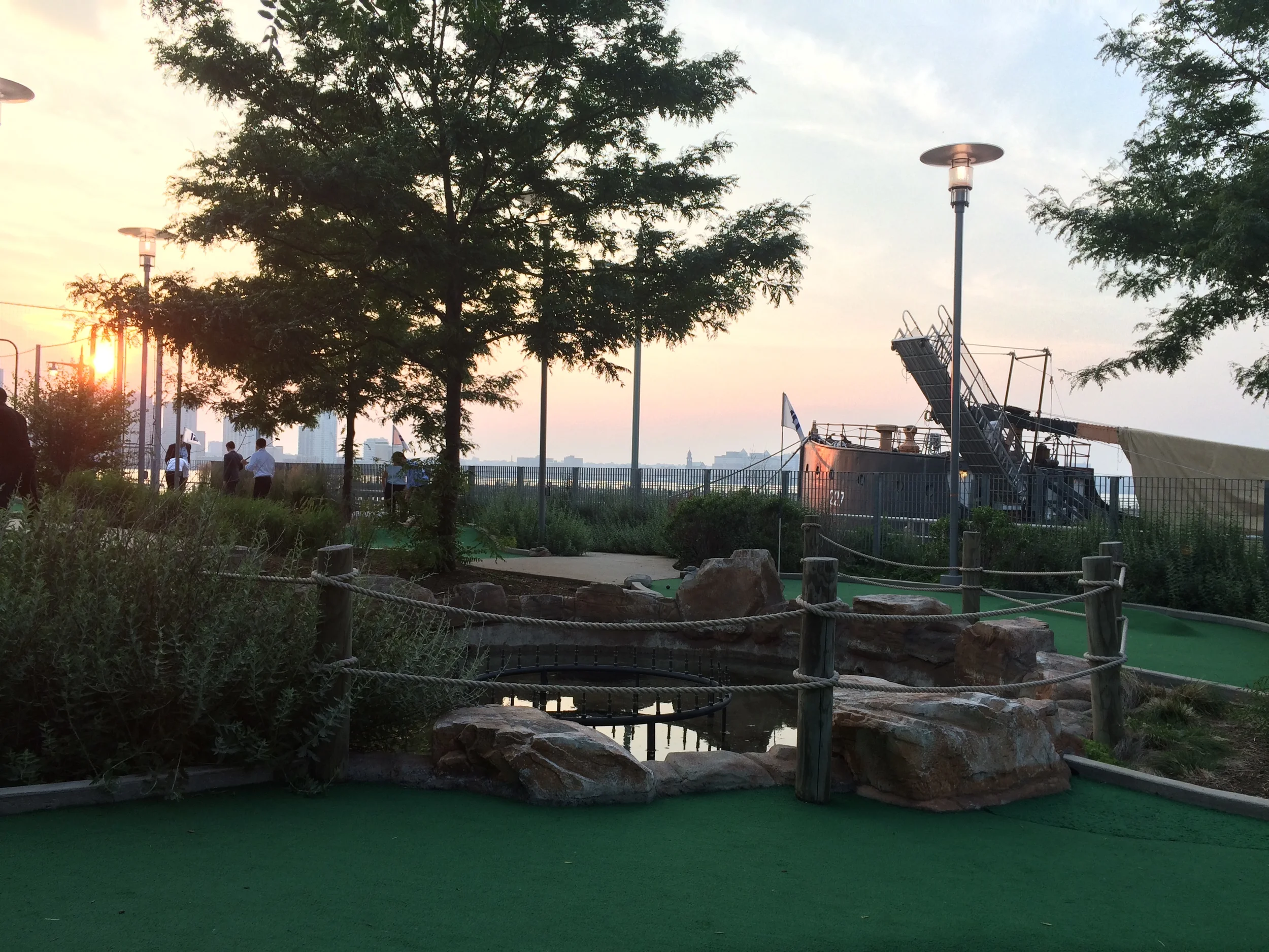 pier 25 mini-golf
