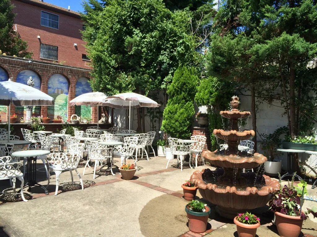 the backyard of mama's backyard cafe