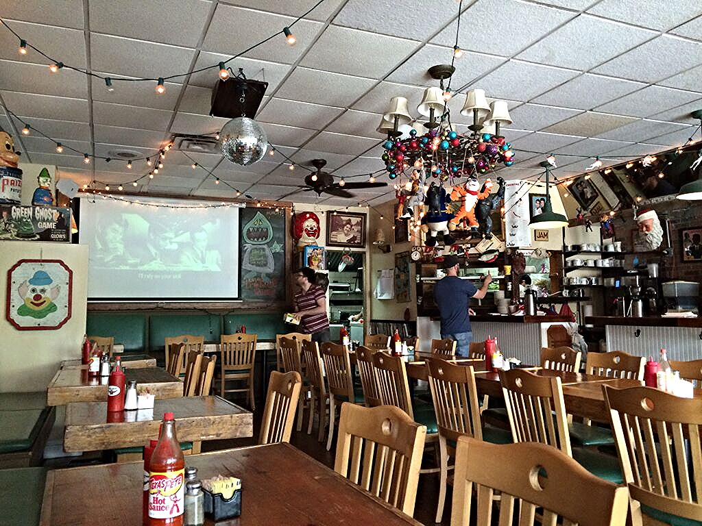 queens comfort dining room