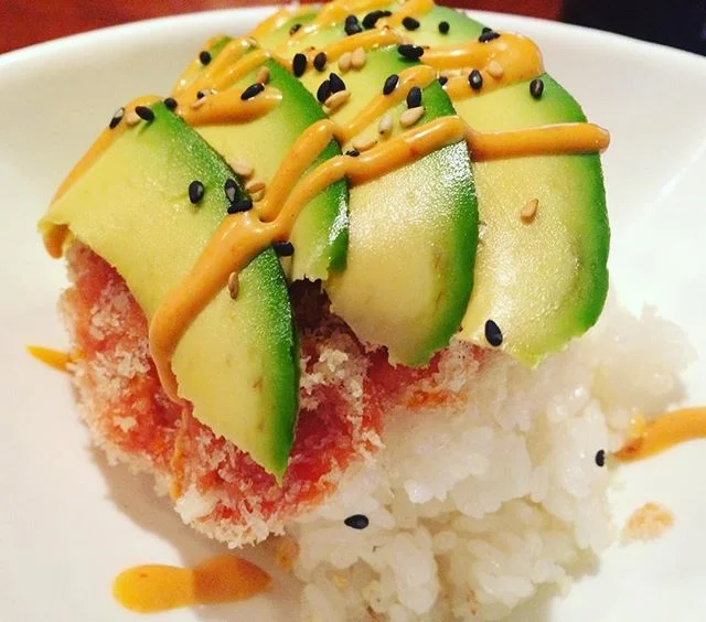 #spicytuna "mini" don = $3.50 during #happyhour, including Saturday 12-7pm. Find out where by following the link in the bio. #japanesefood #sushi