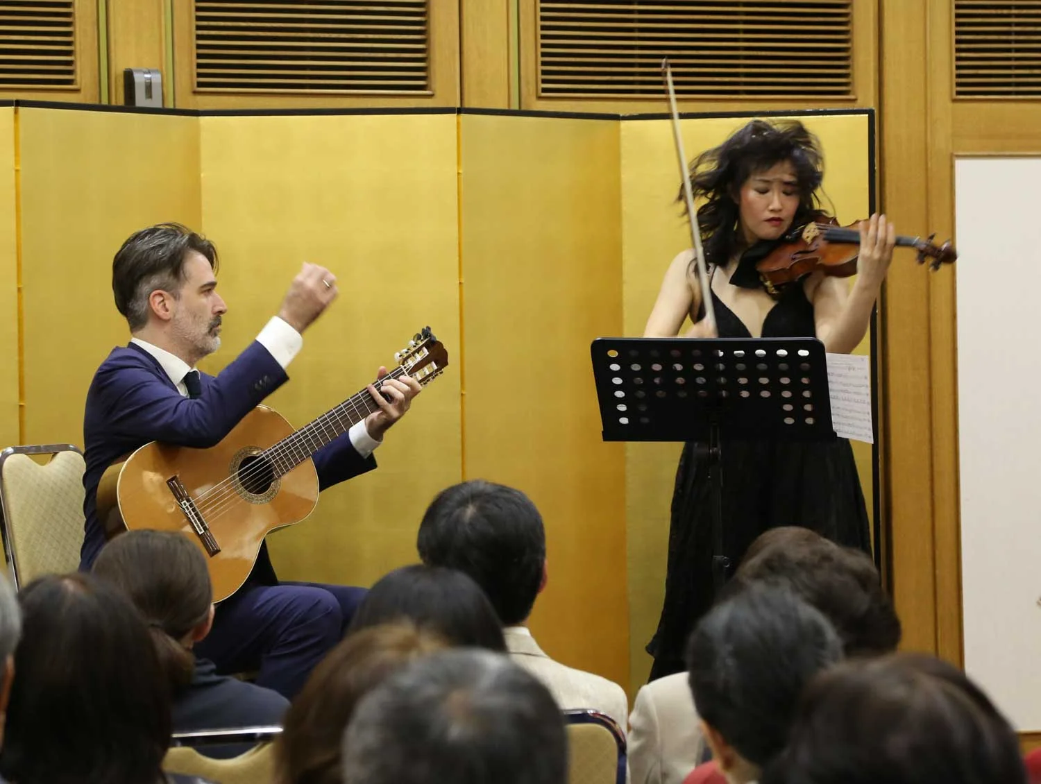 鎌倉芸術館(集会室)でのコンサートの模様!On Fire! A photo of the concert at Kamakura Performing Arts Center in April, with Adam Tully. Photo by Mariko Irie