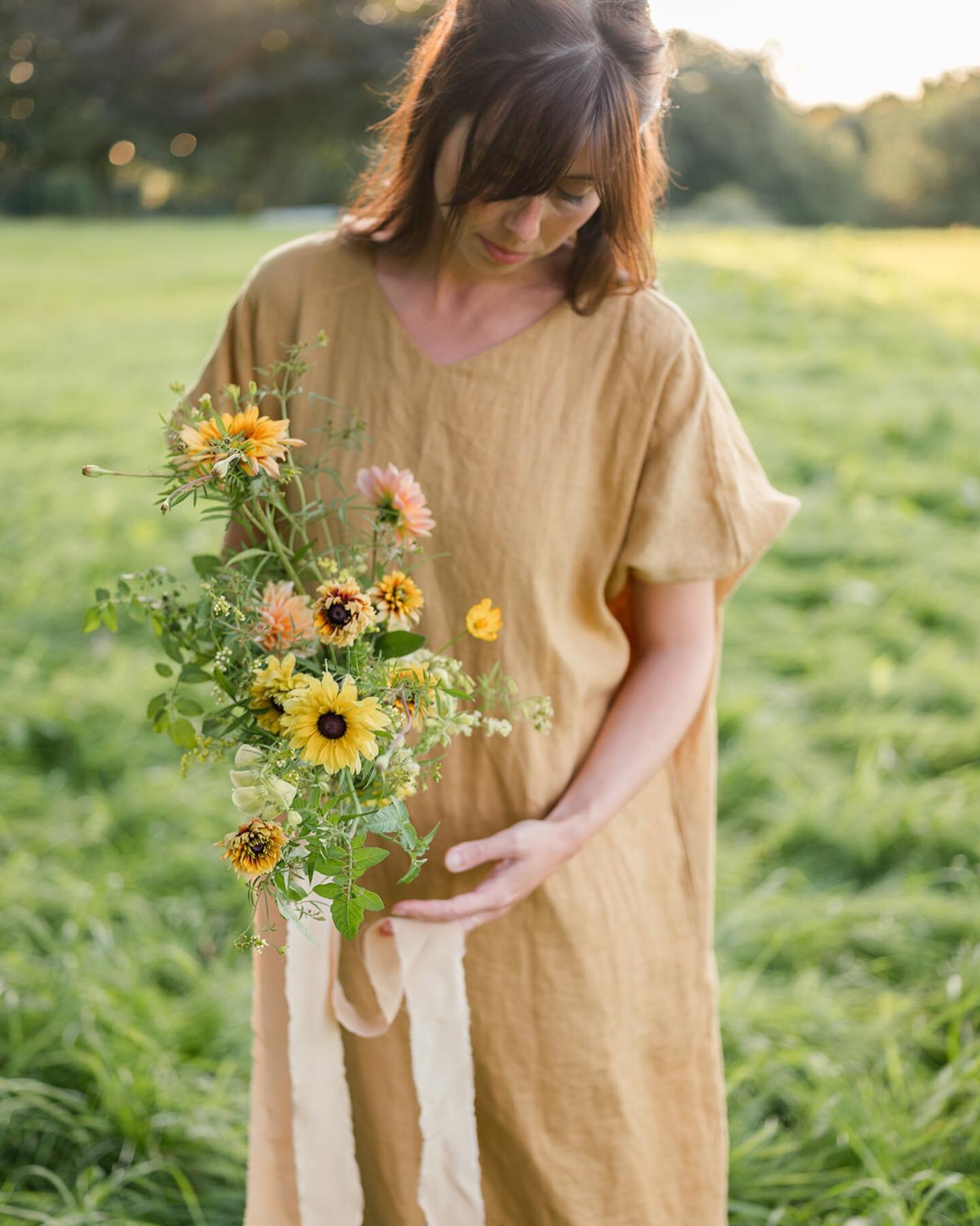 Thank you my friend of multiple talents @anneliesvansantflowers for holding my bouquet so gracefully 💛 

📸 by @raisazwartphotography 
during harmonie 2023 workshop with @fleuropean 💛